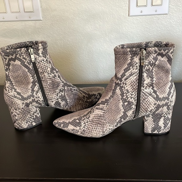 MARC FISHER Jerica Snakeskin Print Pointy Toe Ankle Boot Stretch Block Bootie 10 - Picture 5 of 10